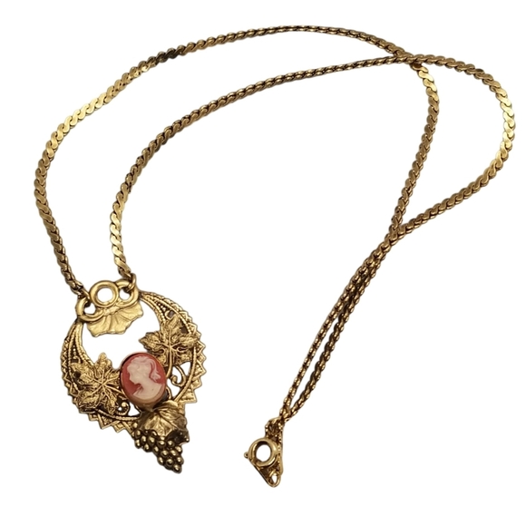 VINTAGE ORNATE GOLDTONED CAMEO PENDANT NECKLACE - Picture 4 of 6